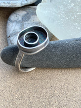 Load image into Gallery viewer, Sterling Silver Circle In Oval Patina Ring