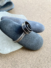 Load image into Gallery viewer, Sterling Silver Circle In Oval Patina Ring