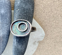 Load image into Gallery viewer, Sterling Silver Circle In Oval Patina Ring